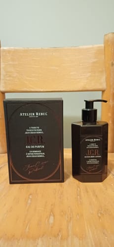 Recensent toont de J.C.R. Hand & Bodylotion in een donkere fles naast de bijpassende parfumdoos.