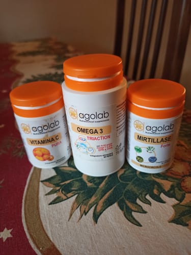 Recensione del cliente che mostra tre prodotti Agolab su un tavolo: Vitamina C Pura, Omega 3 Triaction e Mirtillase Forte.