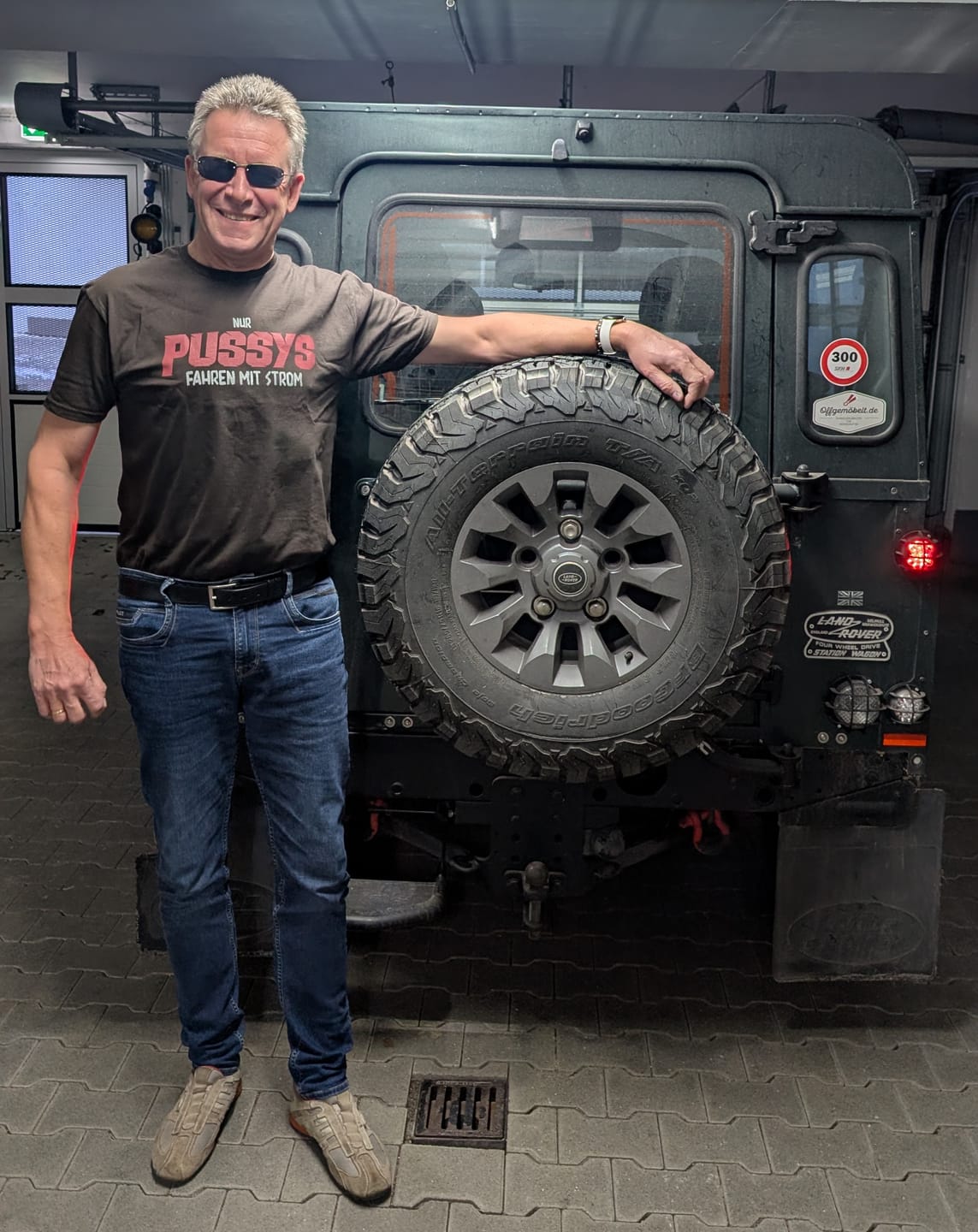 Customer photo review of Nur Pussys fahren mit Strom T-Shirt