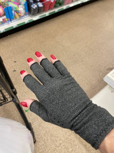 Customer wearing the dark grey Premium Onecompress™ Glove, showing the back of the hand in a store.