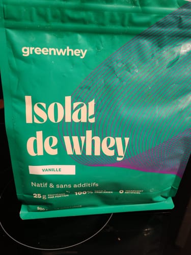 Avis d'un client : gros plan sur le sachet vert de l'Isolat de Whey Native saveur vanille.