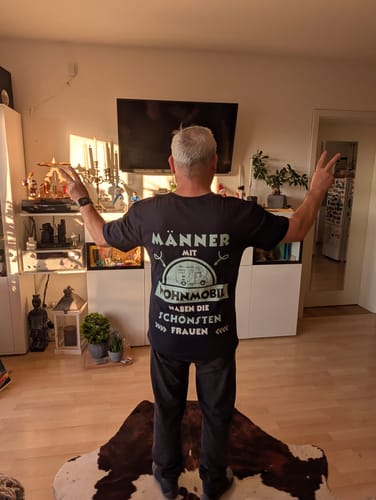 Customer photo review of Männer mit Wohnmobil- Rückendruck | Premium T-Shirt unisex