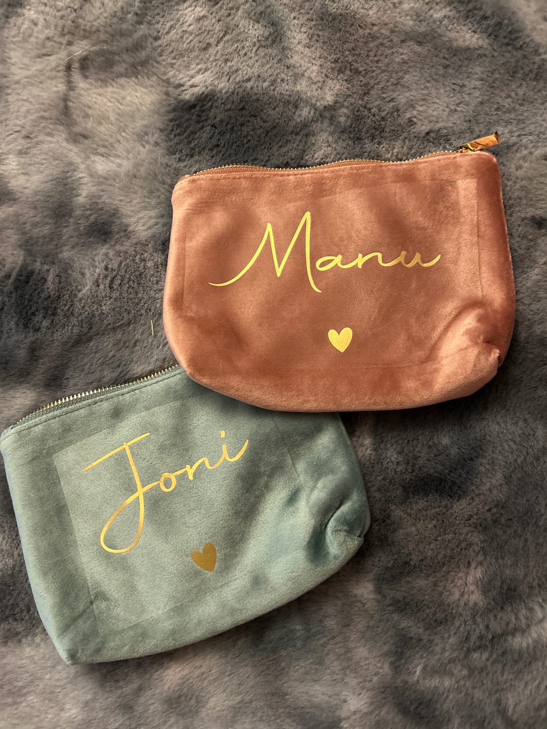 Customer photo review of Meine Kosmetiktasche - Personalisierte Samt Kosmetiktasche für MakeUp und Kosmetika mit Namen