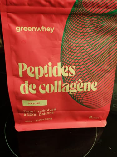 Photo d'un client montrant le sachet rouge de Peptides de Collagène, saveur Nature.