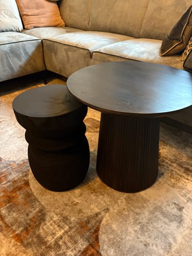 Recensent toont de donkerbruine by fonQ Grand Bijzettafel naast een kleinere bijzettafel in een woonkamer.