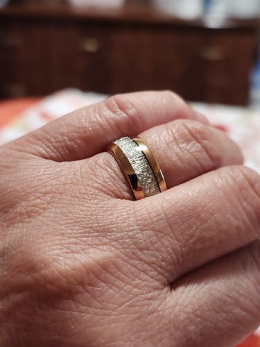 Customer wearing the Rosmir ring, showing its textured silver inlay and rose gold band on their finger.