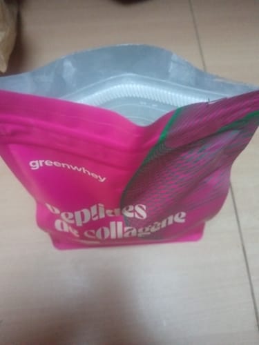 Gros plan sur le sachet rose ouvert des Peptides de Collagène PEPTAN® d'un client.