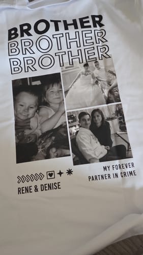 Ein Kunde zeigt das personalisierte weiße T-Shirt „Brother“ mit einer Fotocollage und individuellem Text.