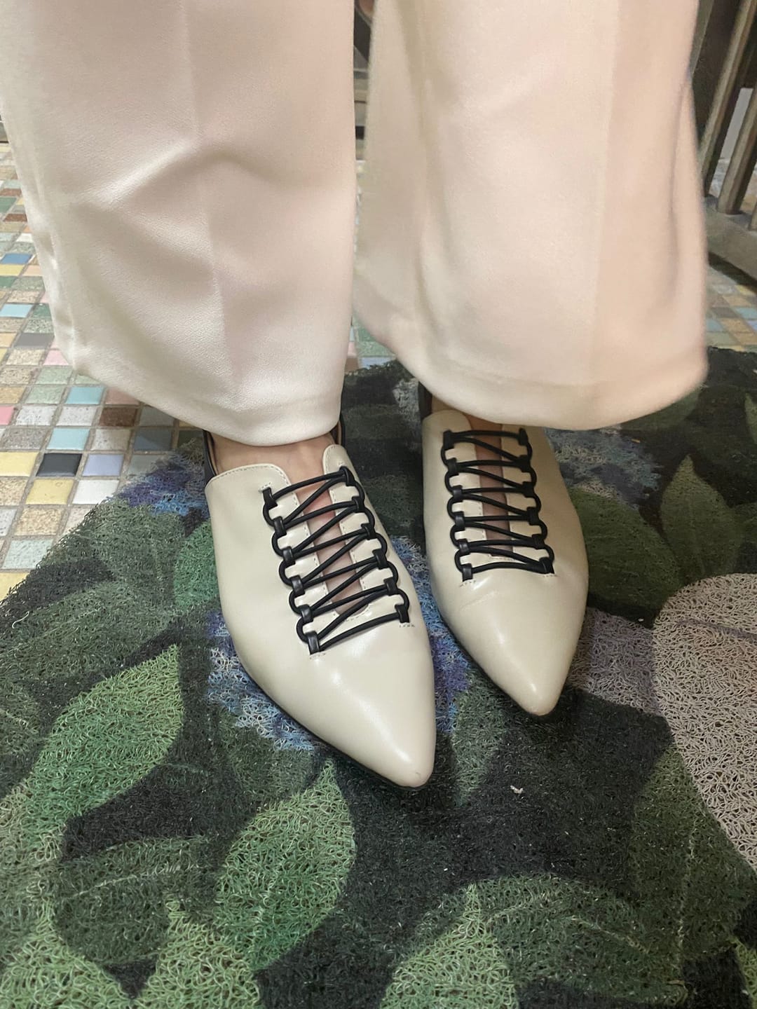 Customer photo review of Eleanor．Pointed Zip-Zap String Flats