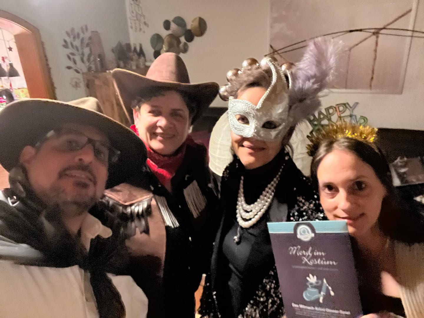 Customer photo review of Mord im Kostüm – Champagner-Rausch und eine Leiche