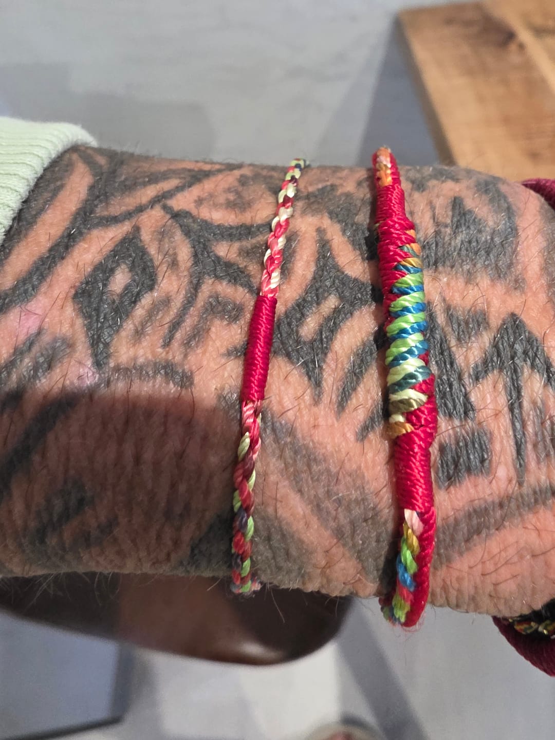 Customer photo review of Buddha Stones Handgefertigtes fünffarbiges Fadenschutzarmband