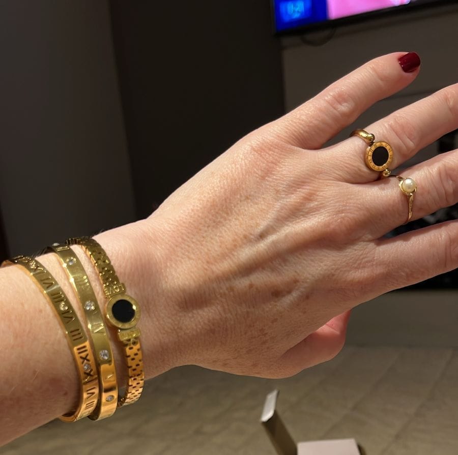 Customer photo review of Anel Giratório Numeral Romanos Banhado em Ouro 18K