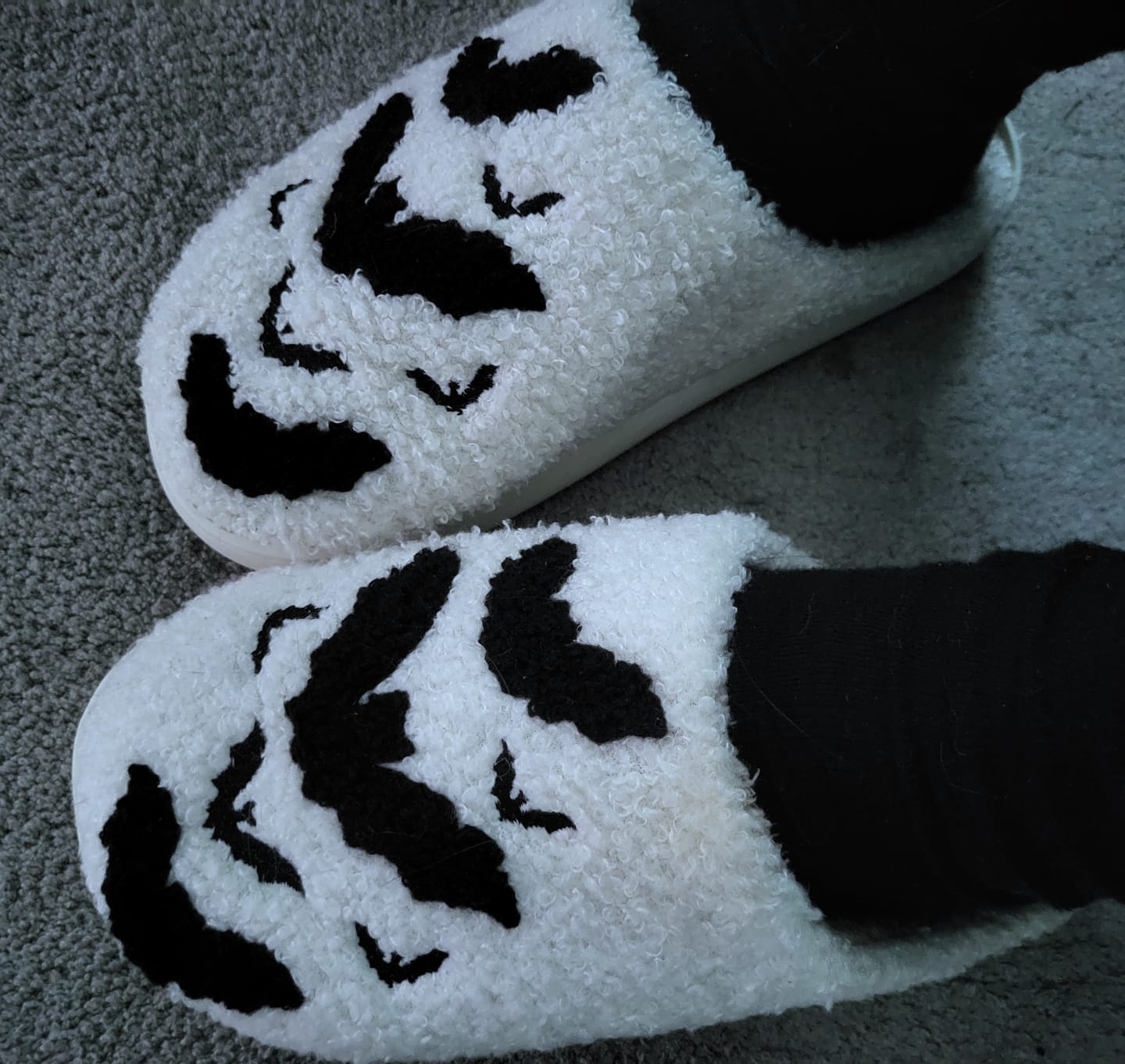 Customer photo review of Halloween Hausschuhe Weiß mit Fledermaus Motiv – Flauschige Plüsch Slipper