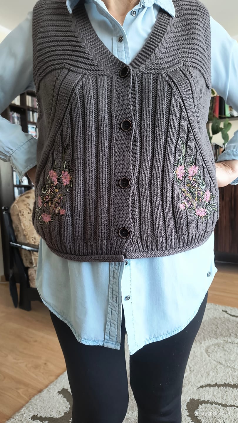 Customer photo review of Women Vintage Floral Embroidery V-neck Knitted Vest