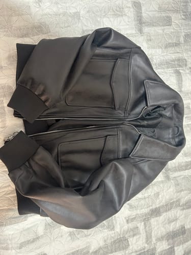 Customer photo review of CHAQUETA CAZADORA BOMBER NEGRA