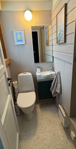 Kundens Premium Terrazzo kontaktplast installert som gulv i et lite, lyst baderom.