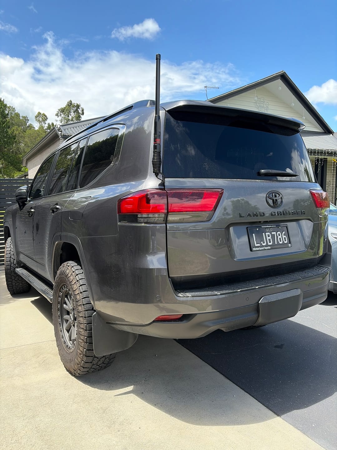 Customer photo review of UHF Antenna Bracket - 300 Series - Tailgate Mount