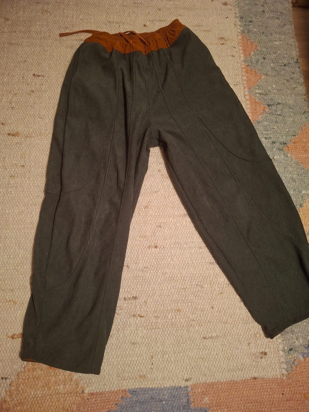 Customer photo review of Buddha Stones Damen-Haremshose aus Cord-Baumwolle mit Thermo-Fleece-Futter und Taschen in Farbkontrast