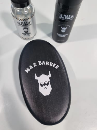 Photo d'un client de la Brosse à Barbe noire de Max Barber, présentée avec deux autres produits de la marque.
