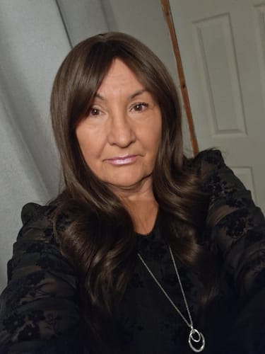 Customer photo review of JBEXTENSION 22 Inches Cold Brown Wave With Bangs Wig UNA