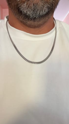 Primer plano de un cliente usando la Cadena Miami Cuban de 5mm sobre una camiseta blanca.