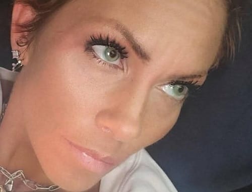 Close-up of a reviewer wearing the bright New York Green Colored Contact Lenses.