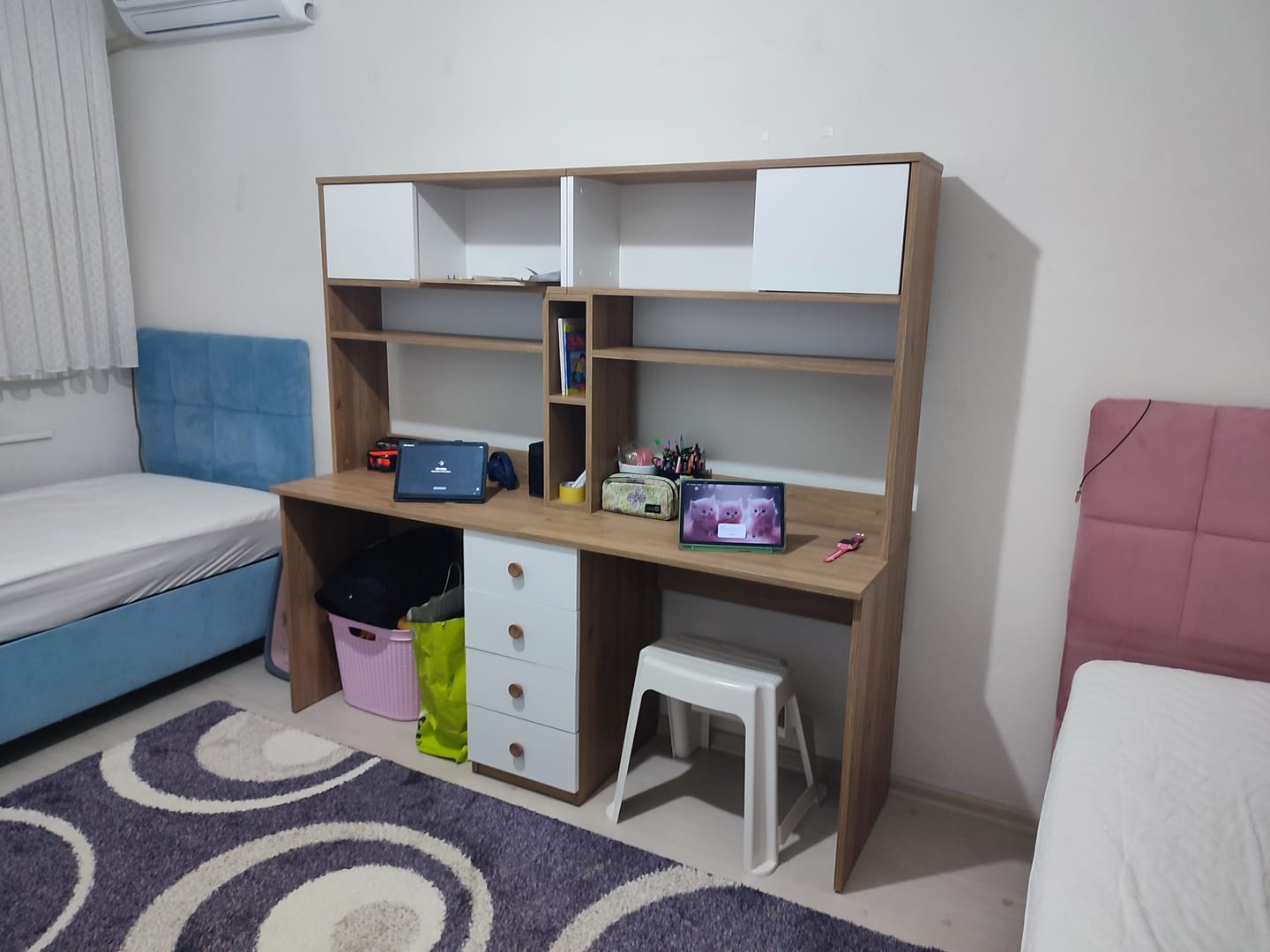 Customer photo review of Rani HA130 İki Kişilik Raflı 2 Kapaklı 4 Çekmeceli Çalışma Ofis Bilgisayar Masası Sepet Ceviz - Beyaz