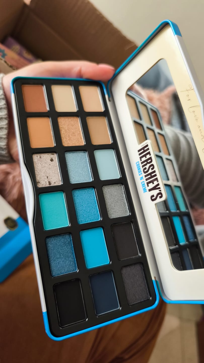 Customer photo review of Paleta de Sombras 18 tonos "Cookies & Cream"