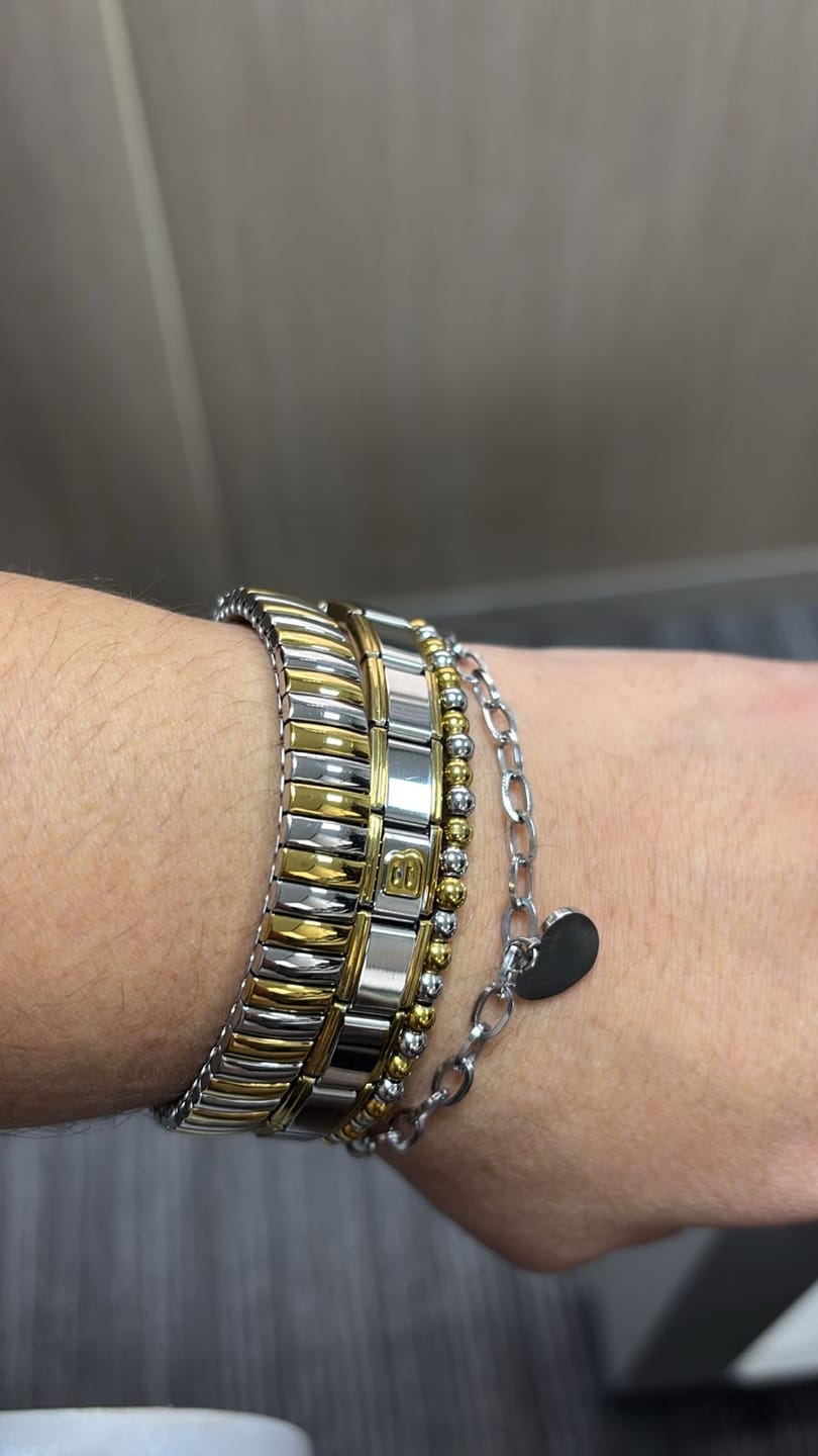 Customer photo review of Charm Inicial Con Borde Dorado