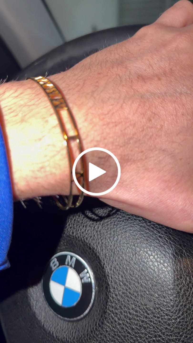Customer video review of Combo 2 brazaletes huecos con fecha romana