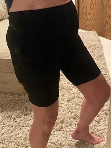 Reviewer standing sideways, showing the comfortable fit of the black Merino Flex® Dani Bike Shorts on their waist and thighs.