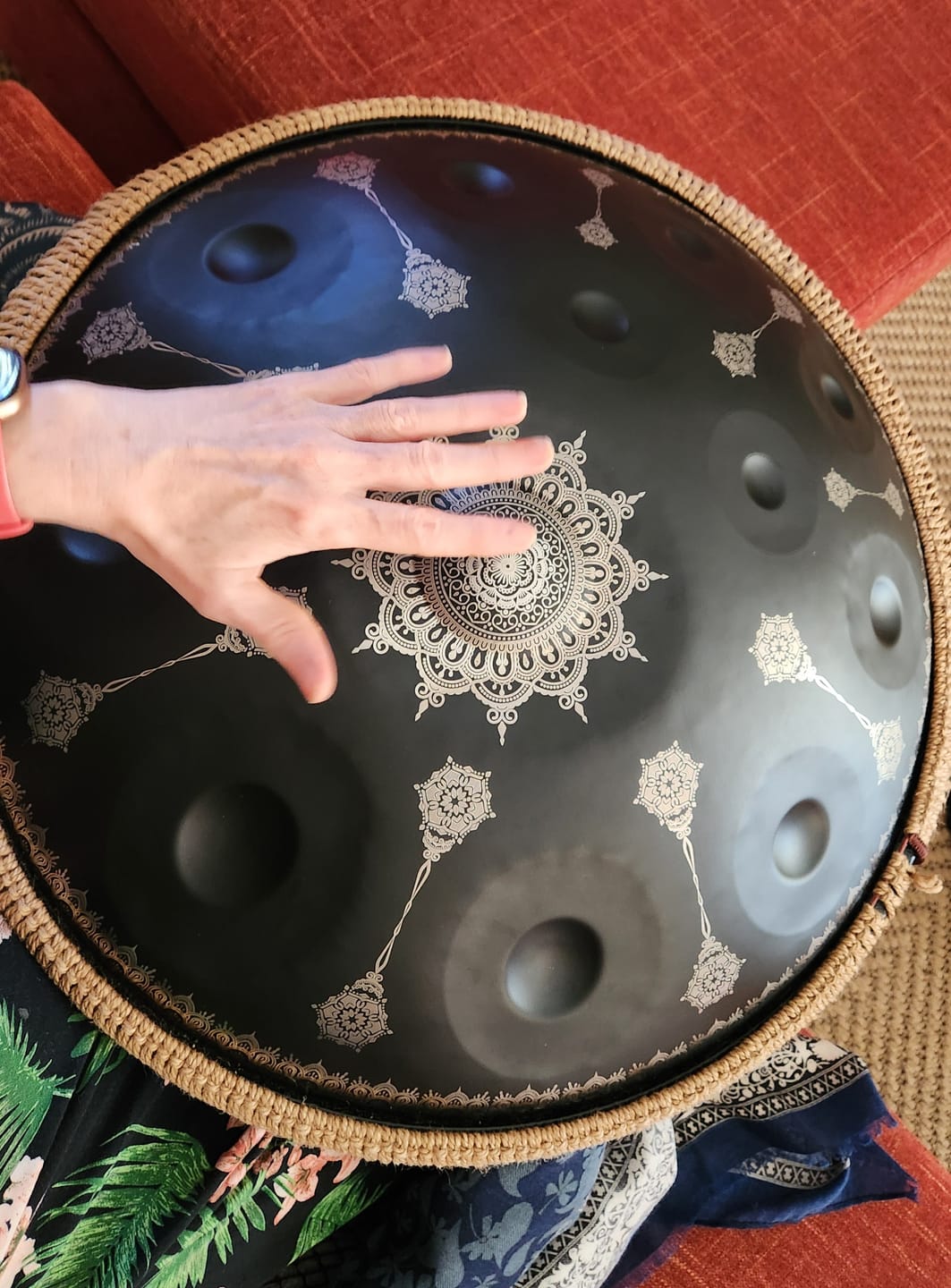 Customer photo review of Riza Handpan 12-Note D Kurd Beginner Mandala Black 55cm