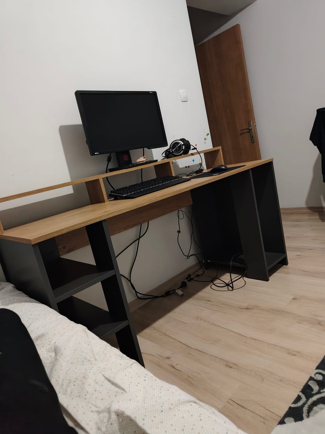 Customer photo review of Rani HA110 Raflı Oyuncu Bilgisayar Masası 160 Cm Çalışma Masası Sepet Ceviz - Antrasit
