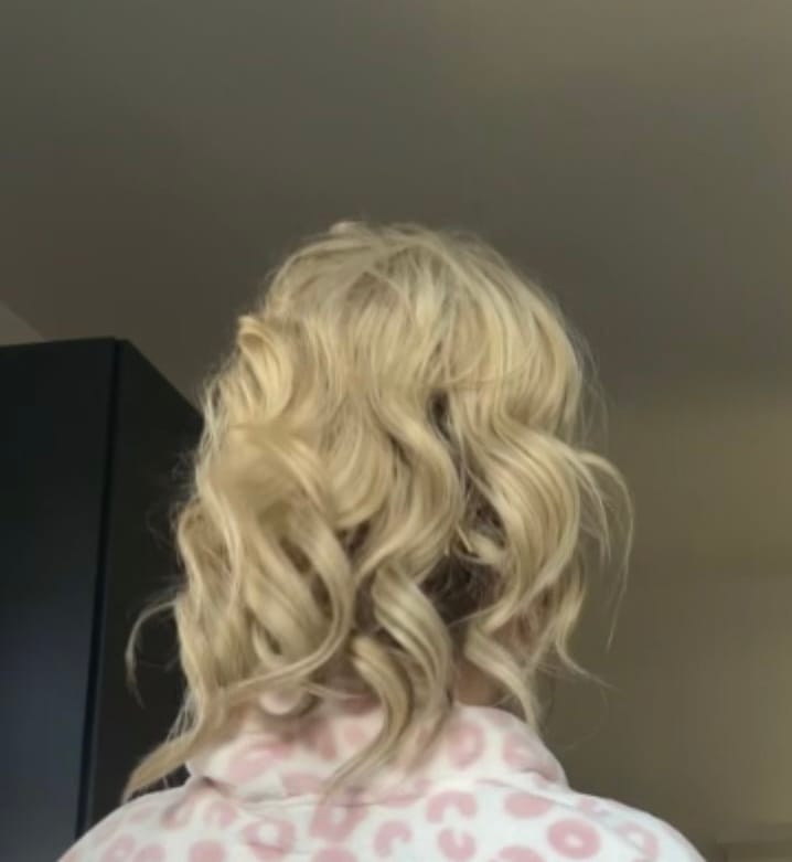Customer photo review of Stranded Medium Wand Wave Clip-in Ponytail #16/613 Sweetheart