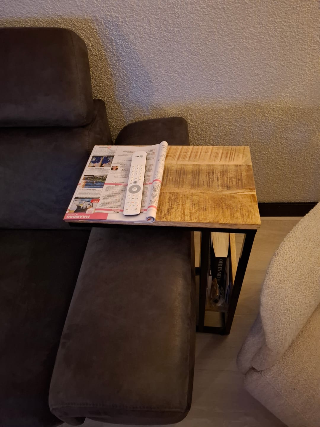 Customer photo review of Bijzettafel voor over de bank | Mangohout en Staal | 45x29x69cm