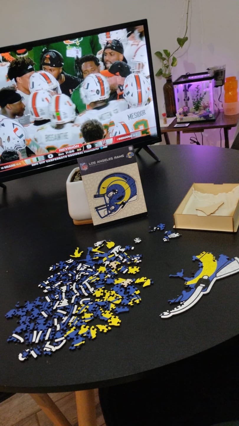Customer photo review of Los Angeles Rams™ Casco - Rompecabezas de Madera