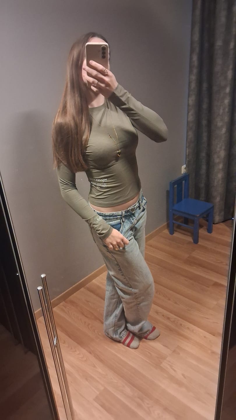 Customer photo review of LABEL LONGSLEEVE TOP SAGE
