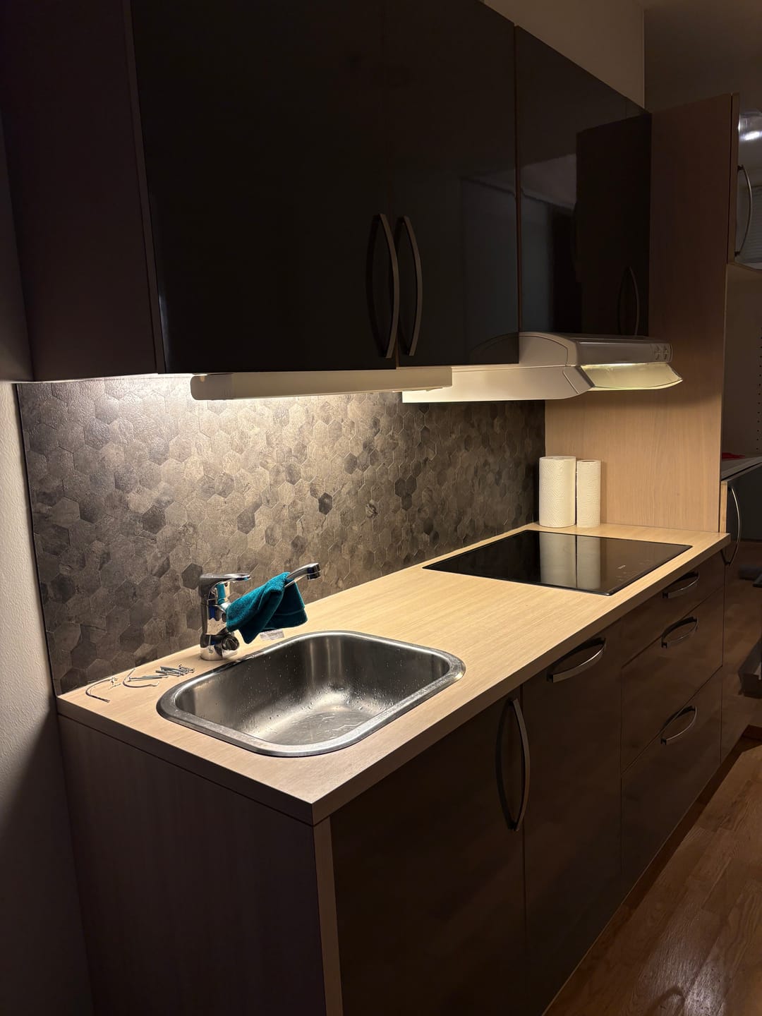 Customer photo review of 10-pk Hexagon mørkegrå betong selvklebende veggfliser