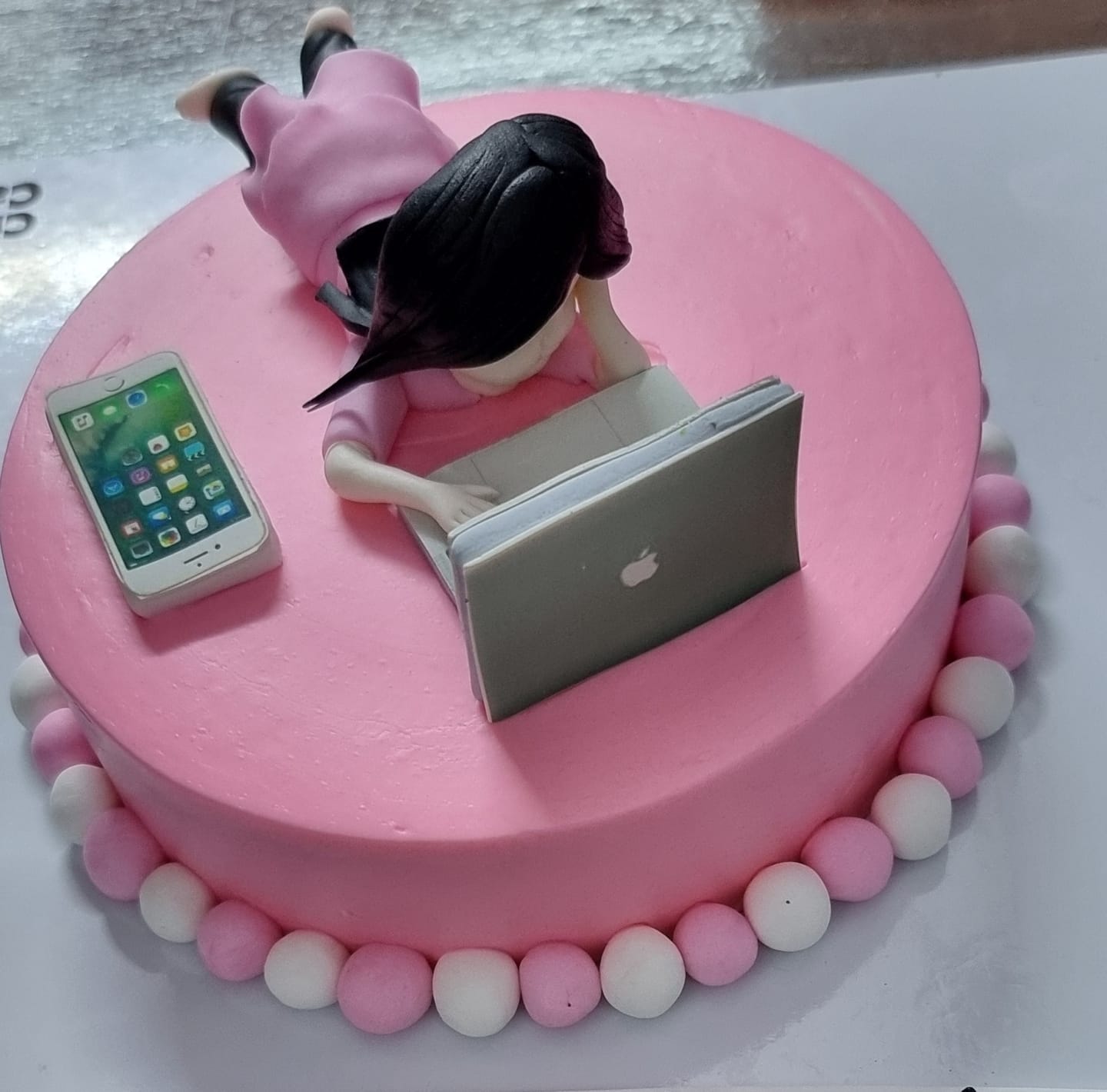 Customer photo review of Workaholic Girl Theme Cake