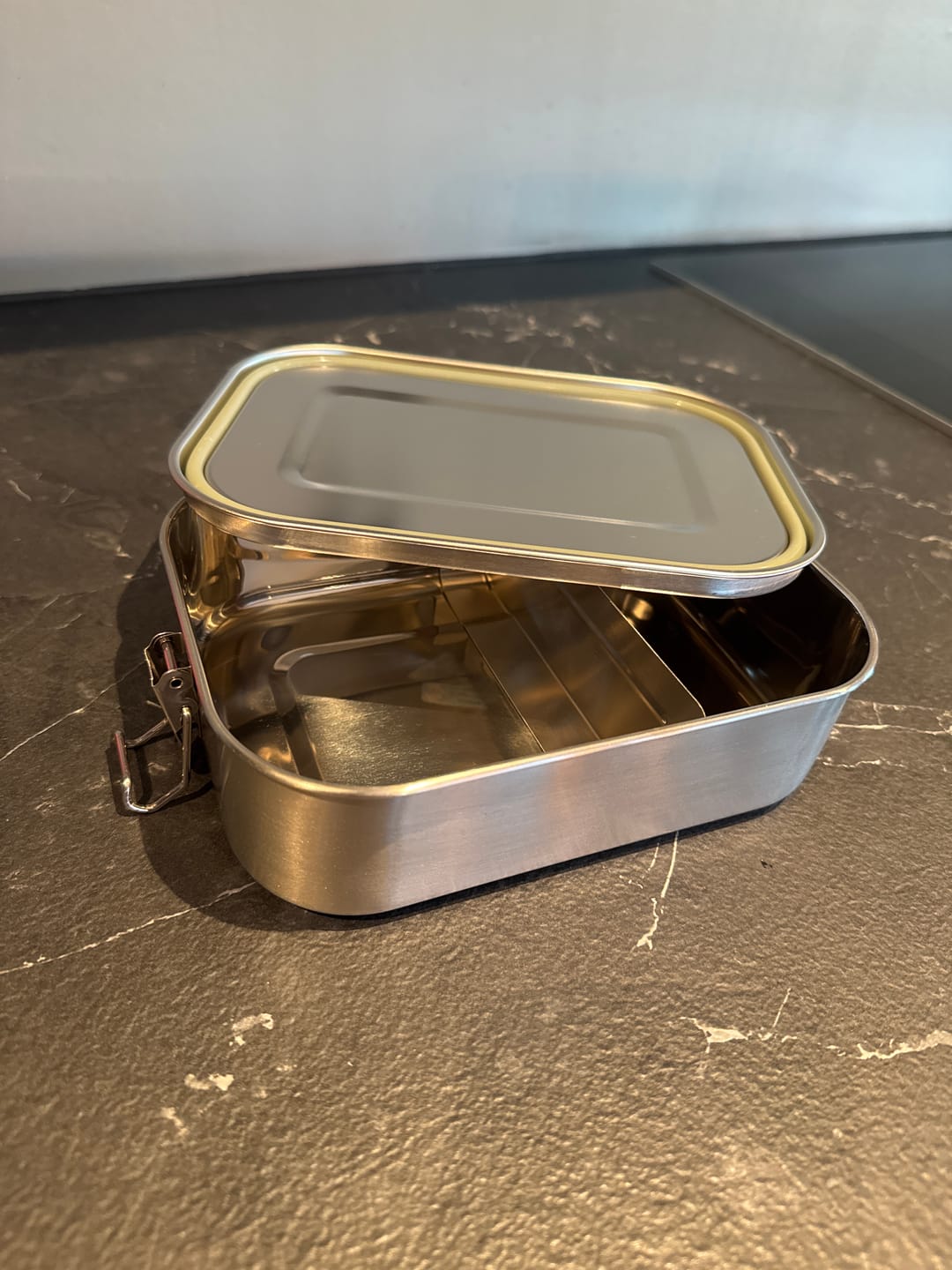 Customer photo review of Matboks i rustfritt stål med vippelås, 1,2 liter