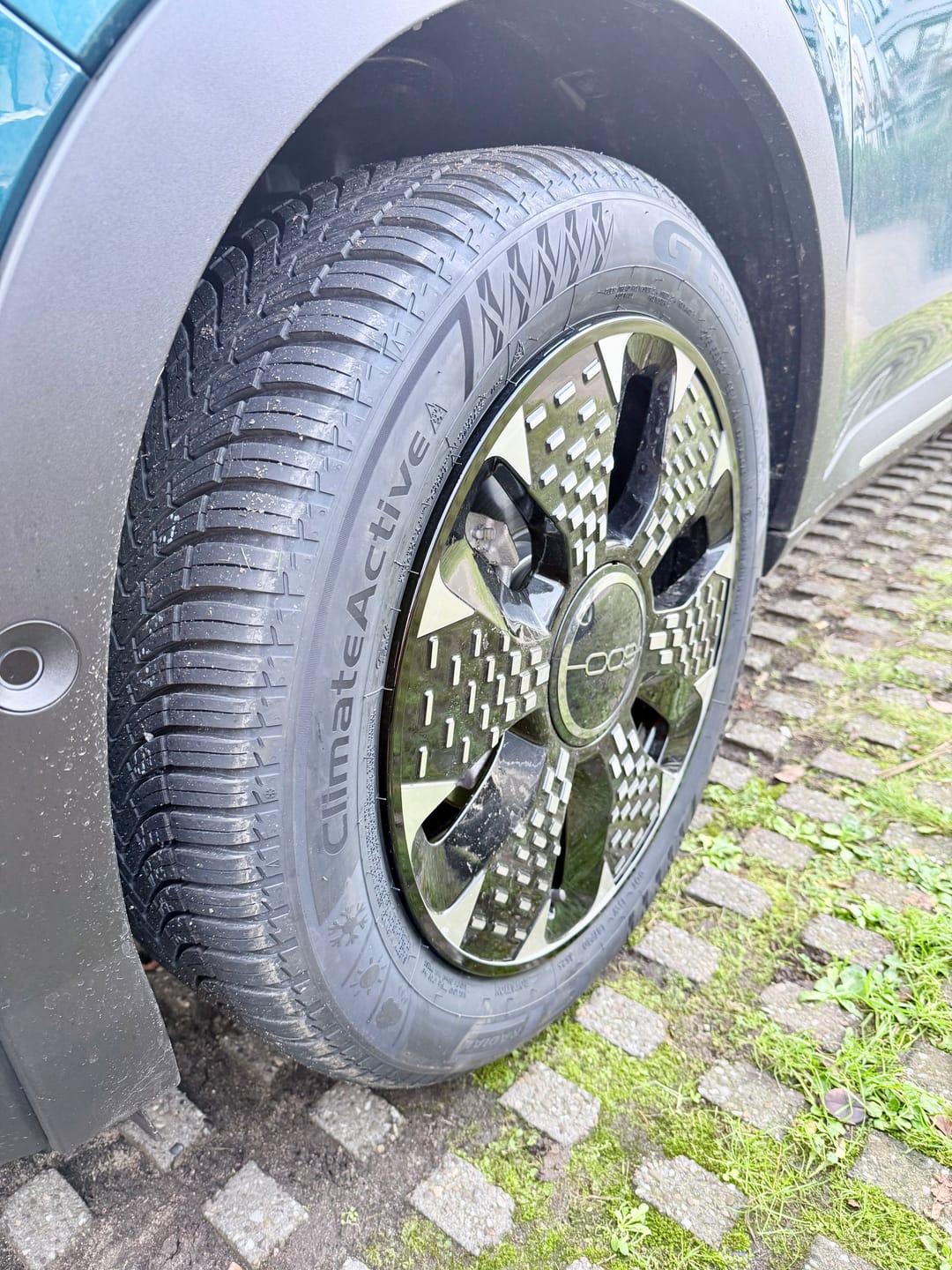 Customer photo review of Aluminum Alloy Wheel Rim Protector- Fits All Cars (4pcs）