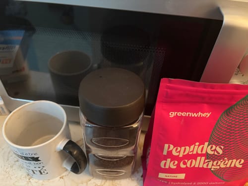 Photo d'un client : Sachet de Peptides de Collagène posé à côté d'un pot de café et d'une tasse.