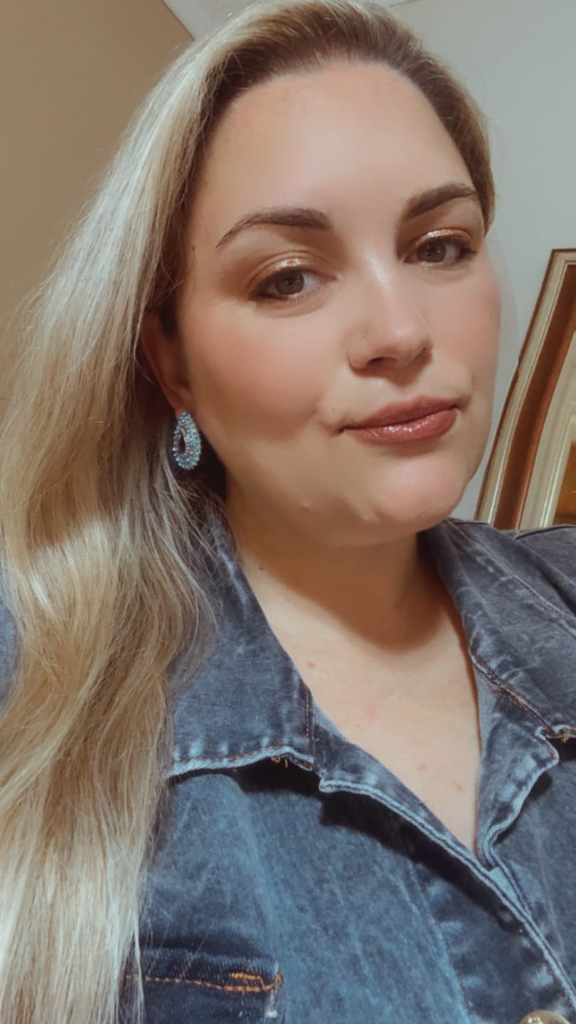 Customer photo review of Lapiseira para Olhos Bordô - Cherry - Vizzela