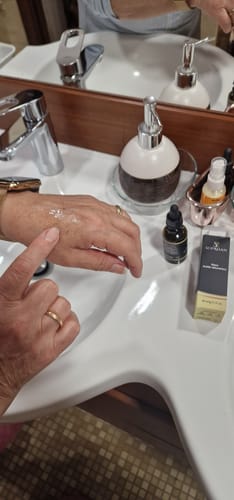 Customer photo review of Sieri Acido Ialuronico + Vitamina C + Bava di Lumaca - 3 al Prezzo di 1 (30ml per Siero)