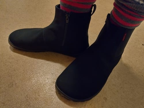 Arvostelija sovittaa mustia Vaistoa Kajo -paljasjalkanilkkureita sisällä.