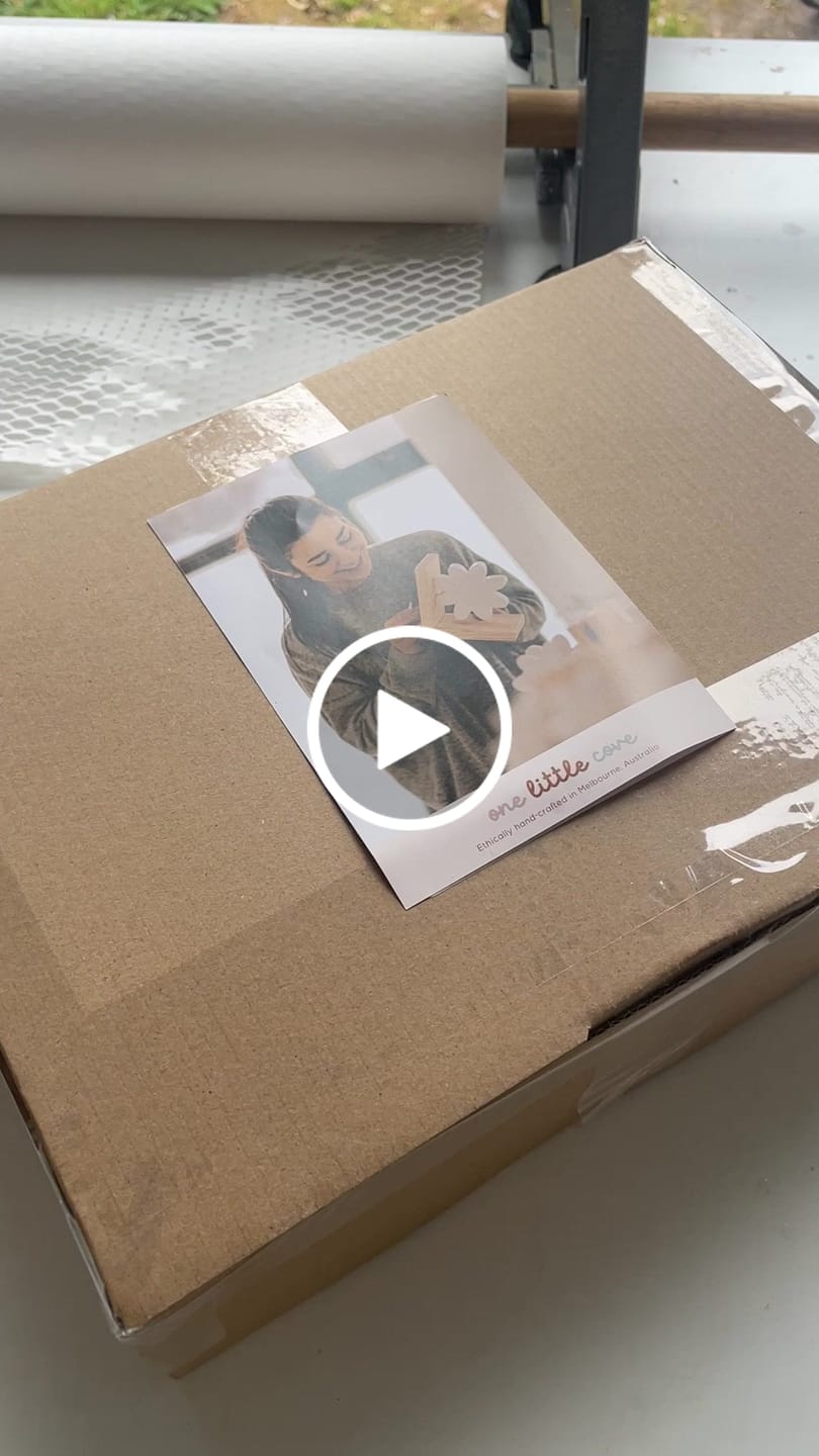 Customer video review of 310 x 230 x 105mm A4 Die cut Brown Mailing Box B137