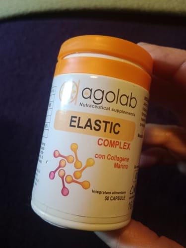 Cliente tiene in mano il flacone bianco e arancione degli integratori Elastic Complex di Agolab.