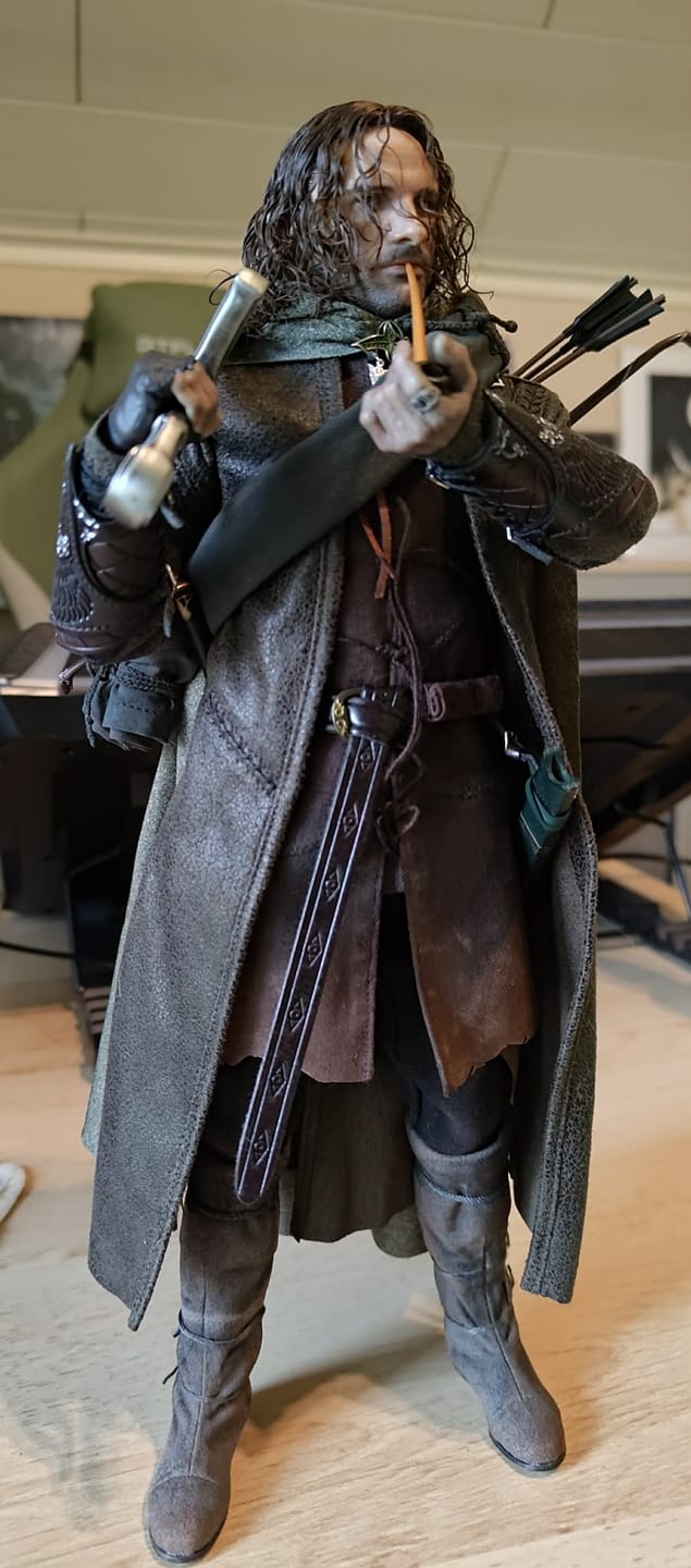 Customer photo review of Aragorn 1/6 Collectible Figure  - Standard & Deluxe Version