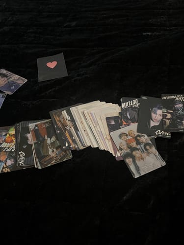Customer photo review of 55 Pcs Kpop OUTLAW LOMO Cards