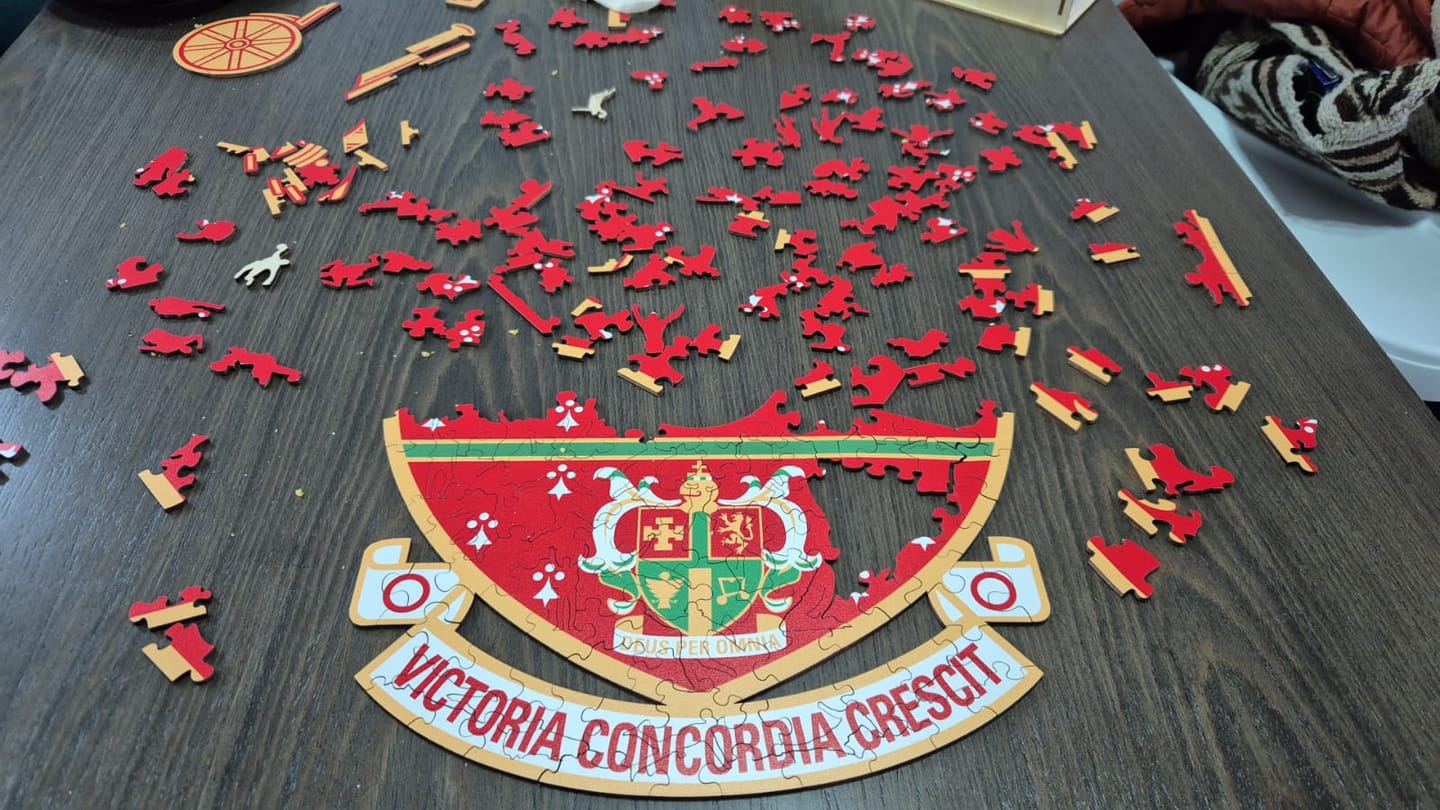 Customer photo review of Arsenal FC® Retro Logo - Wooden Puzzle